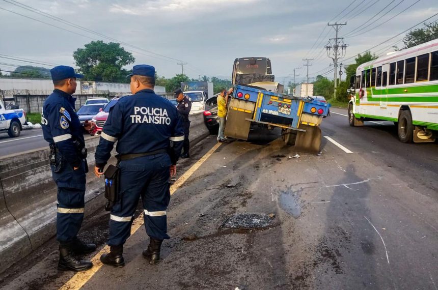 COLISIÓN ENTRE VEHÍCULOS PESADOS EN LA LIBERTAD GENERÓ CAOS VIAL Y DAÑOS MATERIALES