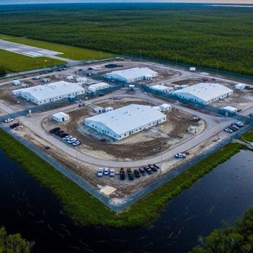 TRUMP INAUGURARÁ CENTRO DE DETENCIÓN MIGRATORIA ‘ALLIGATOR ALCATRAZ’ EN FLORIDA