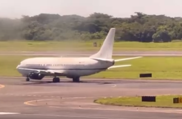 SUPUESTO TRASLADO DE VENEZOLANOS DEL CECOT A VENEZUELA GENERA EXPECTATIVA Y HERMETISMO EN AEROPUERTO INTERNACIONAL