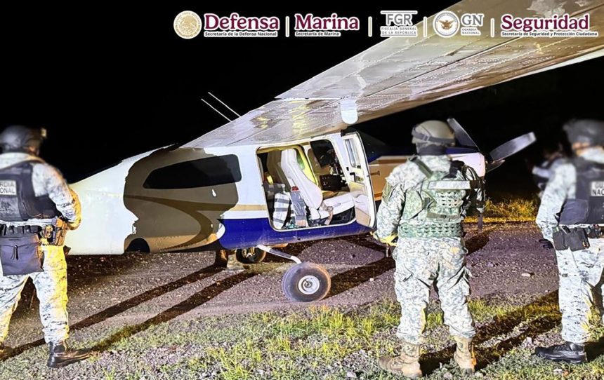 INTERCEPTARON AERONAVE CON 427 KILOS DE COCAÍNA EN PISTA CLANDESTINA DE COLIMA, MÉXICO