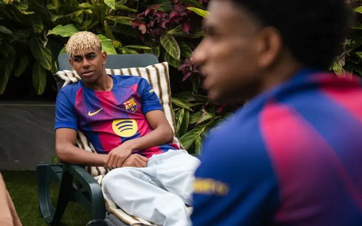 barca 2 FC BARCELONA REVELA SU NUEVA CAMISETA PARA LA TEMPORADA 2025-2026