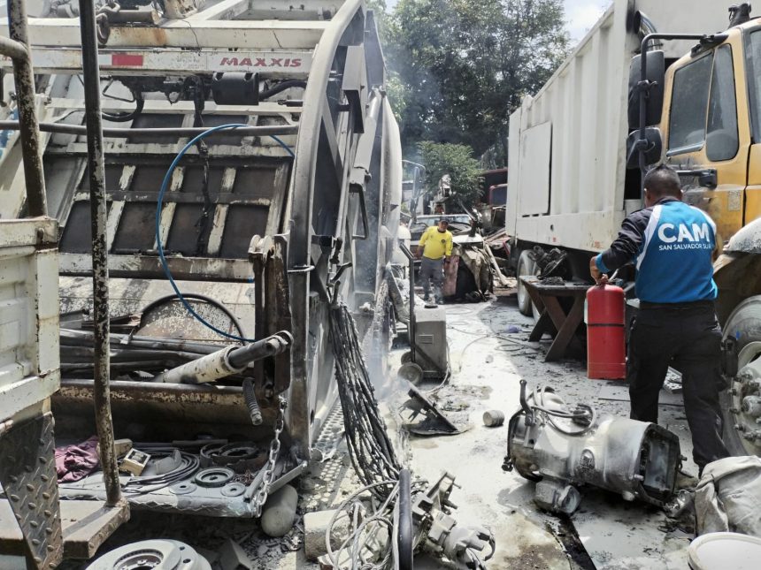 INCENDIO CERCA DEL MERCADO DE SAN MARCOS SUR DAÑA DOS CAMIONES RECOLECTORES