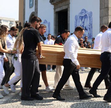 EL FÚTBOL MUNDIAL DESPIDE A DIOGO JOTA Y SU HERMANO EN UNA EMOTIVA CEREMONIA EN PORTUGAL