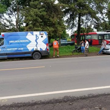 MOTOCICLISTA RESULTÓ LESIONADO TRAS SER IMPACTADO POR PIEDRA LANZADA POR CAMIÓN EN CARRETERA DE SANTA ANA A SONSONATE