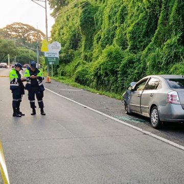 CONDUCTOR FALLECIÓ EN ACCIDENTE DE TRÁNSITO EN AUTOPISTA COMALAPA