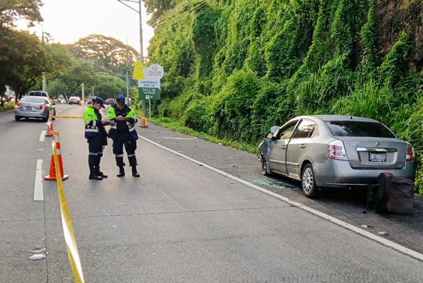 CONDUCTOR FALLECIÓ EN ACCIDENTE DE TRÁNSITO EN AUTOPISTA COMALAPA