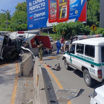 PASO DETENIDO EN AMBOS CARRILES EN CARRETERA AL PUERTO DE LA LIBERTAD POR FURGÓN ACCIDENTADO