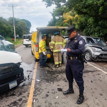 CONDUCTOR DE MICROBUS RESCATADO TRAS FUERTE ACCIDENTE EN CARRETERA DE SANTA ANA A SONSONATE, VIA LOS NARANJOS