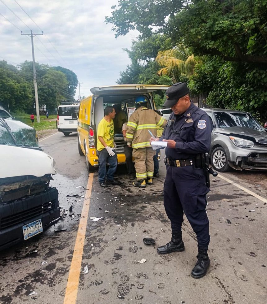 CONDUCTOR DE MICROBUS RESCATADO TRAS FUERTE ACCIDENTE EN CARRETERA DE SANTA ANA A SONSONATE, VIA LOS NARANJOS