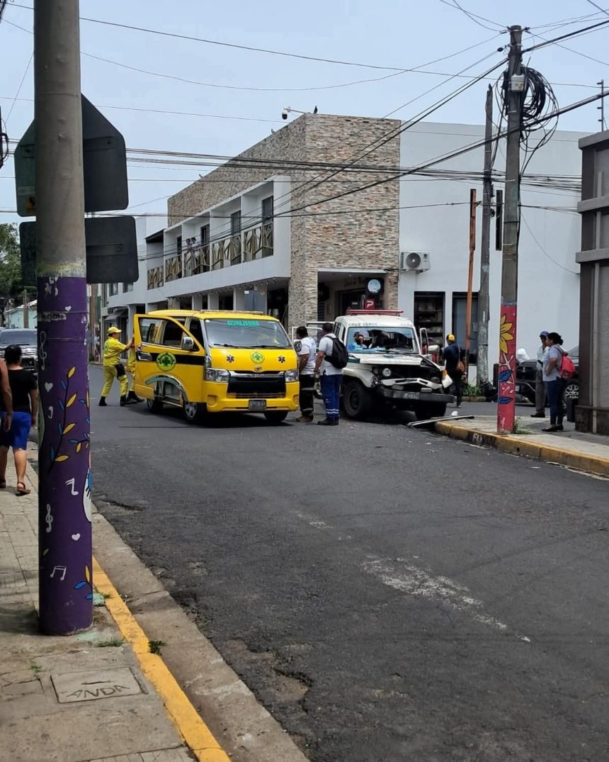 TRES HERIDOS TRAS ACCIDENTE ENTRE AMBULANCIA DE CRUZ VERDE Y BUS DE LA RUTA 55 EN SANTA ANA