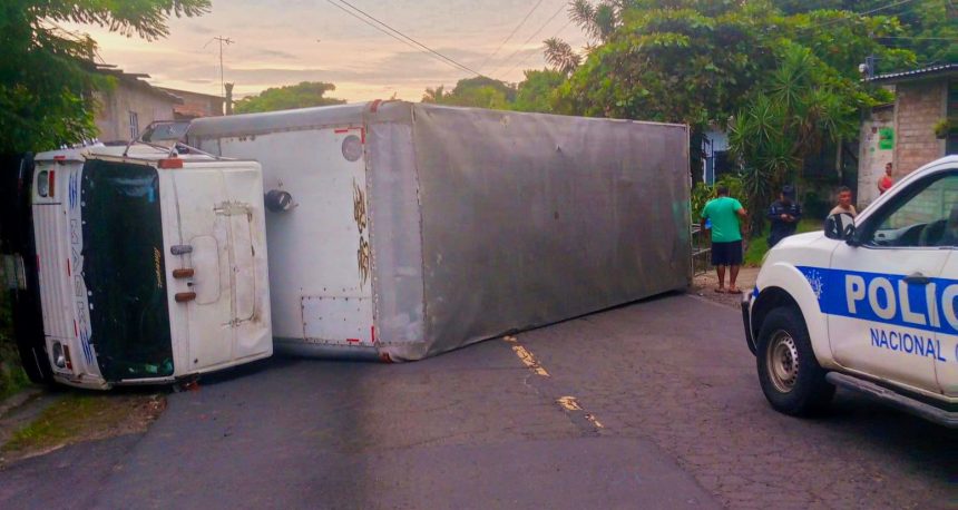 SUJETO EBRIO PROVOCA ACCIDENTE DE TRÁNSITO EN SAN BARTOLOMÉ PERULAPÍA, CUSCATLÁN