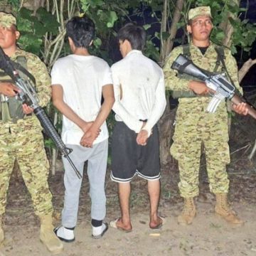 FUERZA ARMADA ENTREGA A DOS MENORES A LA PNC POR TRANSPORTAR DROGA EN AHUACHAPÁN