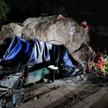 PADRE E HIJO MUEREN TRAS CAÍDA DE ROCA SOBRE SU VEHÍCULO EN ESCUINTLA GUATEMALA
