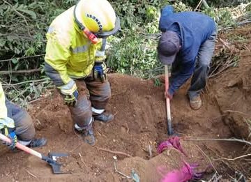 RECUPERAN CUERPO DE MUJER SOTERRADA TRAS FUERTE SISMO EN GUATEMALA