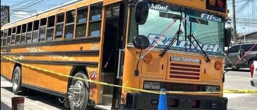 RECIÉN NACIDO ES ABANDONADO EN UNA LONCHERA DENTRO DE UN BUS EN HONDURAS