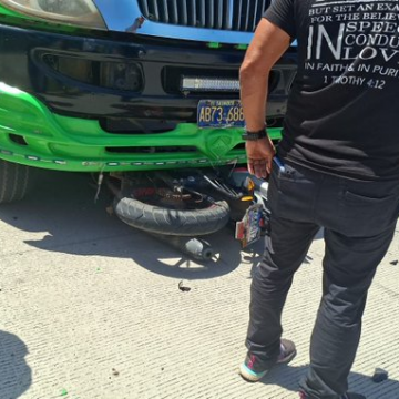 MOTOCICLISTA SOBREVIVE DE MILAGRO TRAS SER EMBESTIDO Y ATRAPADO BAJO UN BUS EN CARRETERA AL PUERTO