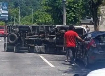 CAMIÓN SE VUELCA EN AUTOPISTA A COMALAPA Y GENERA CAOS VEHICULAR EN HORAS PICO