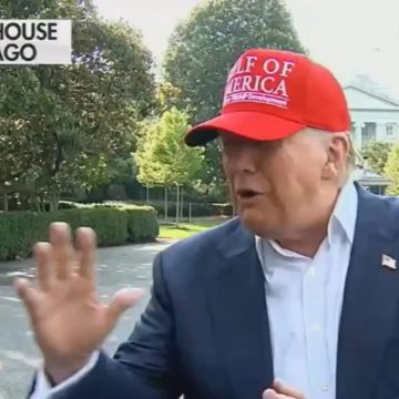 TRUMP SE BURLA DE MIGRANTES ANTE VISITA A NUEVO CENTRO DE DETENCIÓN EN FLORIDA