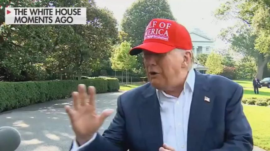 TRUMP SE BURLA DE MIGRANTES ANTE VISITA A NUEVO CENTRO DE DETENCIÓN EN FLORIDA