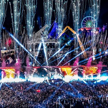 TOMORROWLAND INAUGURA SU EDICIÓN 2025 TRAS INCENDIO EN ESCENARIO PRINCIPAL