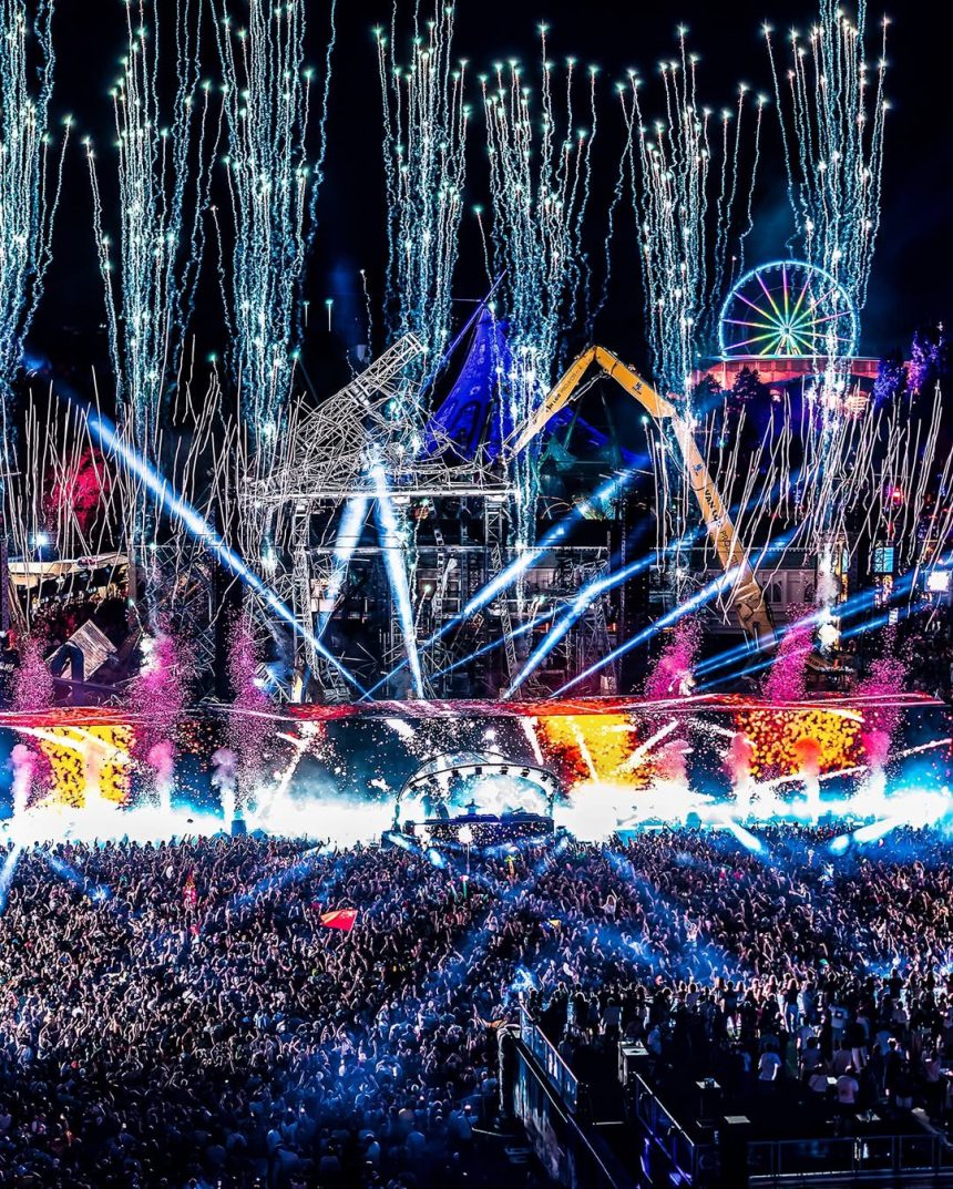 TOMORROWLAND INAUGURA SU EDICIÓN 2025 TRAS INCENDIO EN ESCENARIO PRINCIPAL