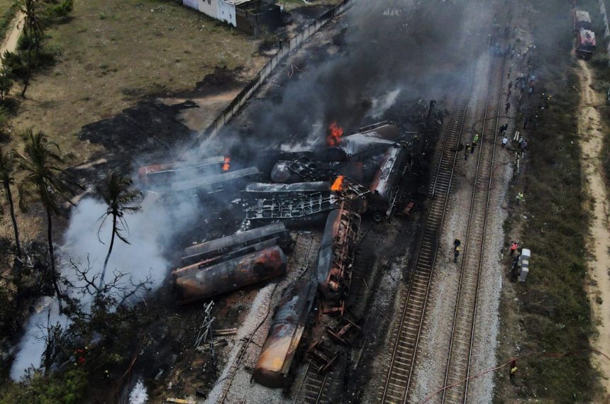 INCENDIO EN TREN DE CARGA PARALIZÓ TRÁFICO FERROVIARIO EN INDIA