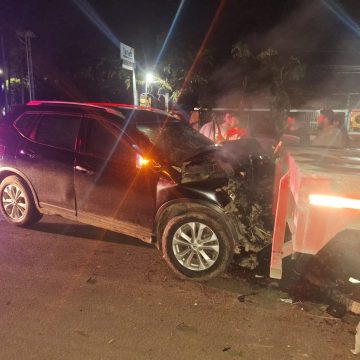 CONDUCTOR RESULTÓ LESIONADO TRAS CHOCAR CONTRA RASTRA EN CARRETERA SANTA ANA – SAN SALVADOR