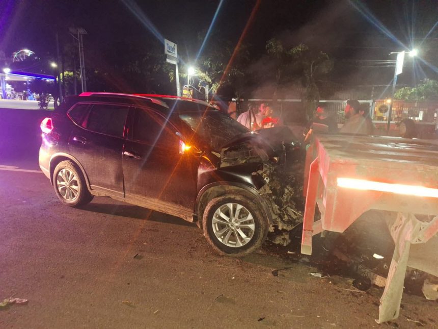 CONDUCTOR RESULTÓ LESIONADO TRAS CHOCAR CONTRA RASTRA EN CARRETERA SANTA ANA – SAN SALVADOR