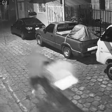 ARRESTARON EN SAN MIGUEL A DOS SUJETOS QUE ROBARON UNA MOTOCICLETA Y QUEDARON GRABADOS EN UNA CAMARA DE SEGURIDAD.