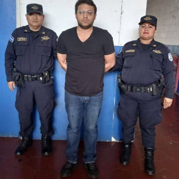 «LORD PATADAS» HERBERT CHICAS, FUE ARRESTADO POR DAÑOS A VEHÍCULO EN ANTIGUO CUSCATLÁN
