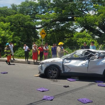 TRES PERSONAS LESIONADAS EN VOLCAMIENTO DE VEHÍCULOS EN “EL PASO DE LA MUERTE” EN ZACATECOLUCA, LA PAZ