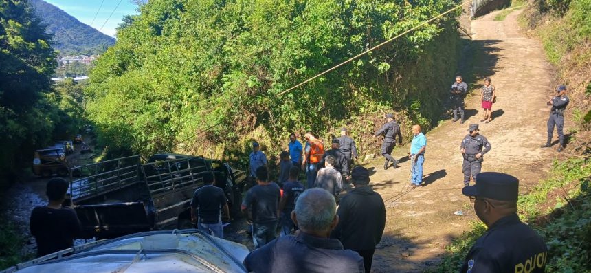 PICK-UP VUELCA EN APANECA, AHUACHAPÁN, Y SOLO DEJA DAÑOS MATERIALES