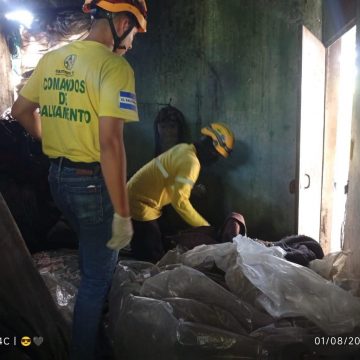 RESCATAN A ADULTO MAYOR QUE QUEDÓ SOTERRADO EN SONSONATE
