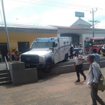 CAMIÓN BLINDADO PIERDE EL CONTROL Y CASI INVADE PARQUE CENTRAL EN SONSONATE