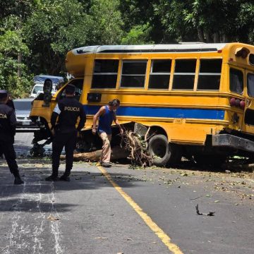 BUSETA SE ESTRELLA EN CARRETERA AL BOQUERÓN Y DEJA VARIOS LESIONADOS