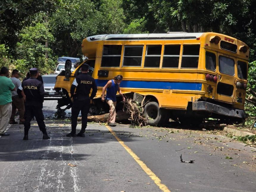 BUSETA SE ESTRELLA EN CARRETERA AL BOQUERÓN Y DEJA VARIOS LESIONADOS