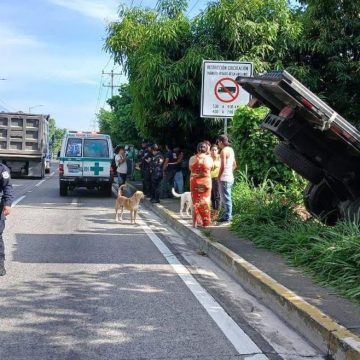 CHOQUE ENTRE DOS CAMIONES EN AUTOPISTA A COMALAPA DEJA TRES LESIONADOS