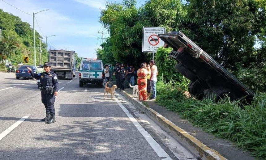 CHOQUE ENTRE DOS CAMIONES EN AUTOPISTA A COMALAPA DEJA TRES LESIONADOS