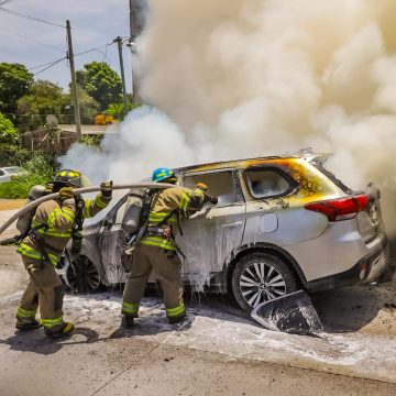 BOMBEROS ATIENDE DOS INCENDIOS VEHICULARES EN SAN SALVADOR Y SANTA ANA