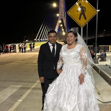 RECIEN CASADOS DECIDEN TOMARSE LA FOTO DEL RECUERDO EN PUENTE QUE FUE INAUGURADO POR EL PRESIDENTE EN SAN MIGUEL