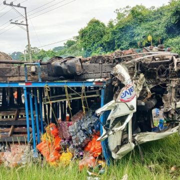 EXCESO DE VELOCIDAD PROVOCA VOLCAMIENTO DE CAMIÓN EN CIUDAD ARCE