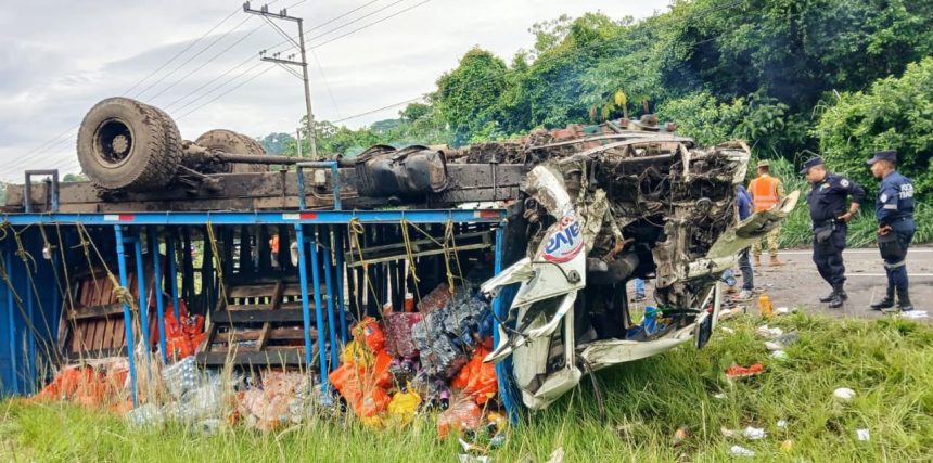 EXCESO DE VELOCIDAD PROVOCA VOLCAMIENTO DE CAMIÓN EN CIUDAD ARCE