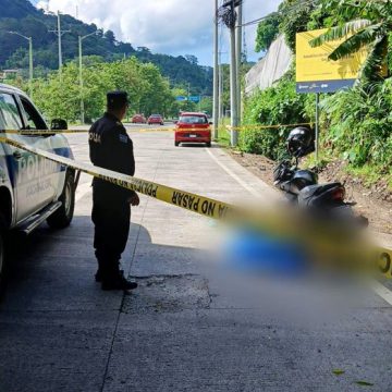 MUJER MUERE AL CAER DE DESNIVEL EN AUTOPISTA A COMALAPA