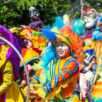 COLORIDO DESFILE INAUGURA LOS FESTEJOS PATRONALES EN SAN SALVADOR