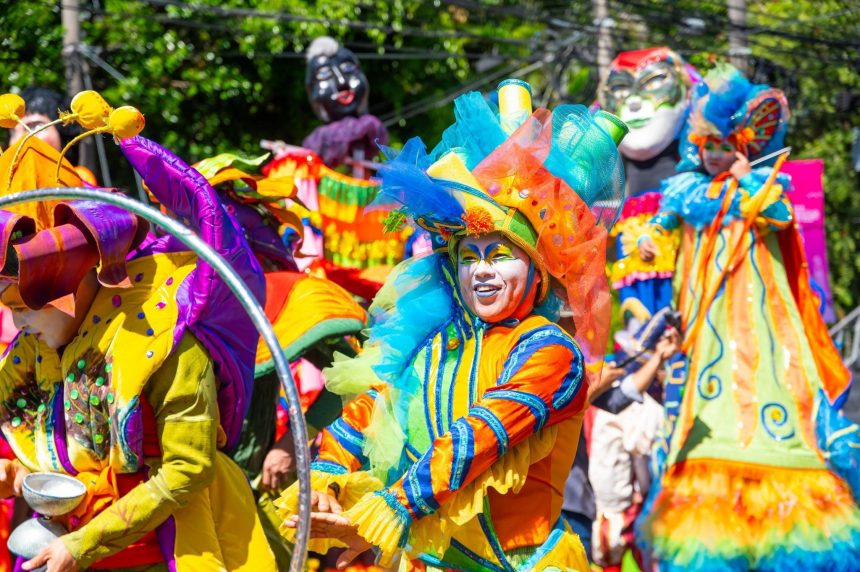 COLORIDO DESFILE INAUGURA LOS FESTEJOS PATRONALES EN SAN SALVADOR