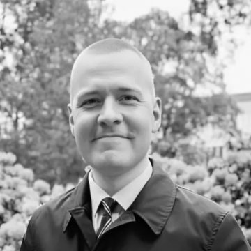 DIPUTADO FINLANDÉS DE 30 AÑOS MUERE EN EL PARLAMENTO; INVESTIGAN SUICIDIO PRESUNTO