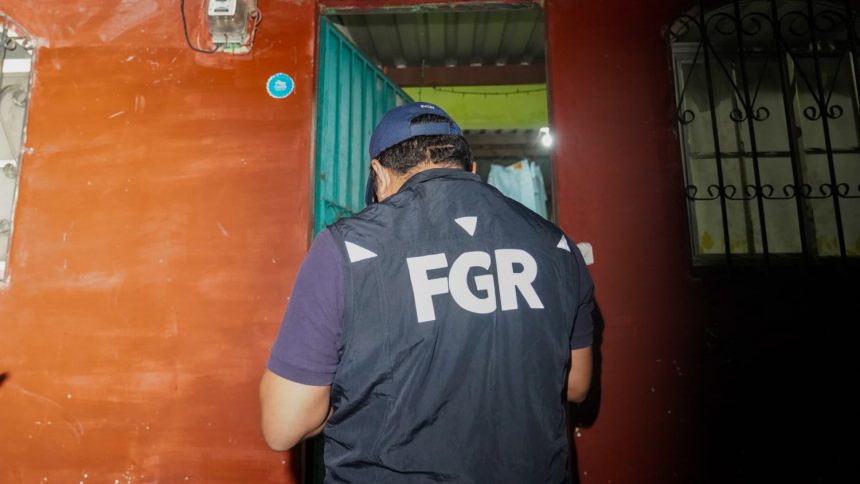 FGR ORDENA CAPTURA DE 28 PERSONAS POR ESTAFAS, USURPACIÓN Y OTROS DELITOS EN SAN SALVADOR OESTE