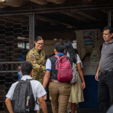 MINISTRA KARLA TRIGUEROS VISITA SU ANTIGUO INSTITUTO EN SONSONATE DURANTE JORNADA DE VERIFICACIÓN