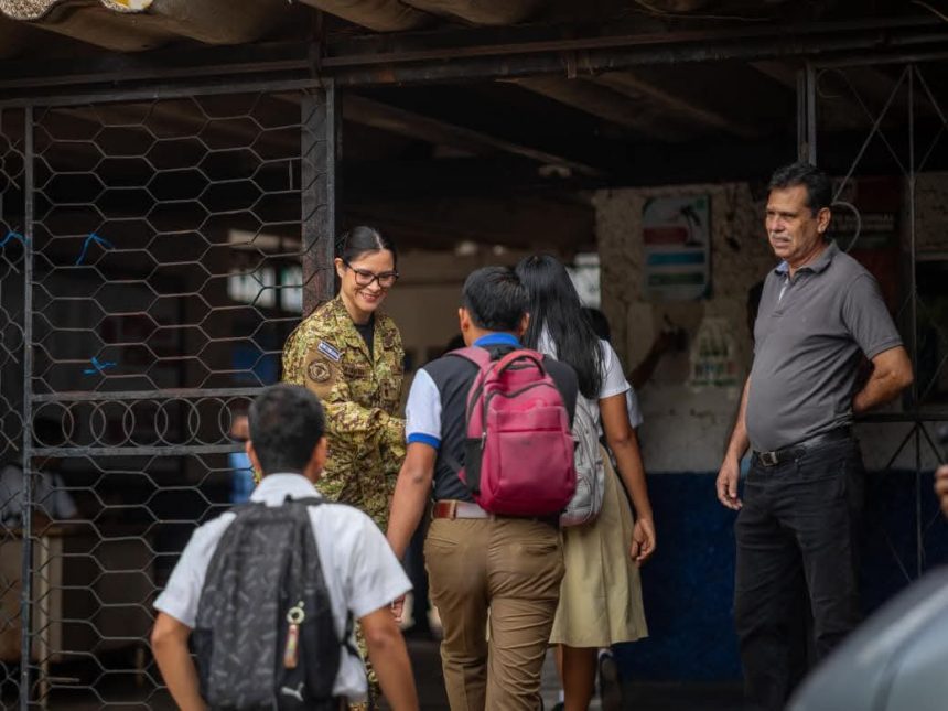 MINISTRA KARLA TRIGUEROS VISITA SU ANTIGUO INSTITUTO EN SONSONATE DURANTE JORNADA DE VERIFICACIÓN