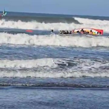 SIETE PERSONAS ESTUVIERON A PUNTO DE AHOGARSE EN LA PLAYA EL CUCO EN SAN MIGUEL; FUERON RESCATADOS POR LA MARINA NACIONAL.